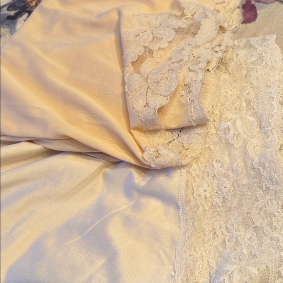 Two Vintage Lace Cream Trim Half Slips - Formfit Rogers & Undercover Wear - Picture 16 of 16